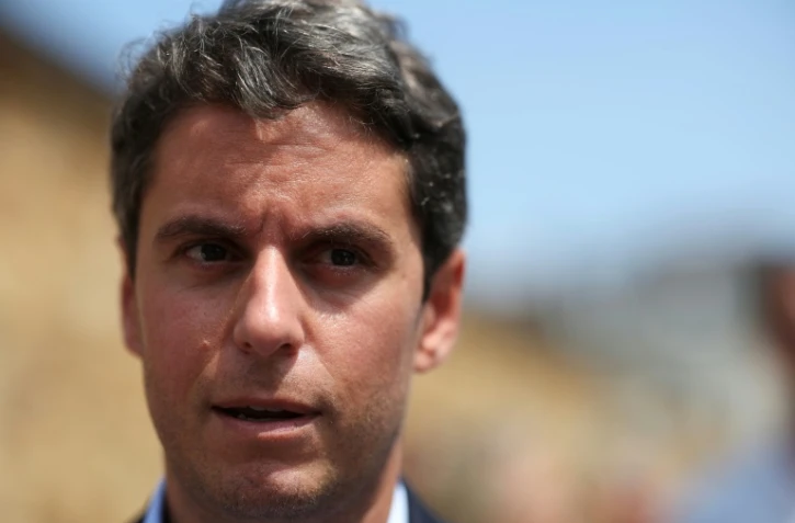 Le candidat à la présidentielle et patron de Renaissance Gabriel Attal lors d'une visite à Landerneau, dans l'ouest de la France, le 23 juillet 2026