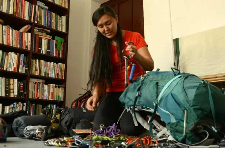 L'alpiniste népalaise Pasang Lhamu Sherpa Akita prépare son équipement à Katmandou, le 14 avril 2016