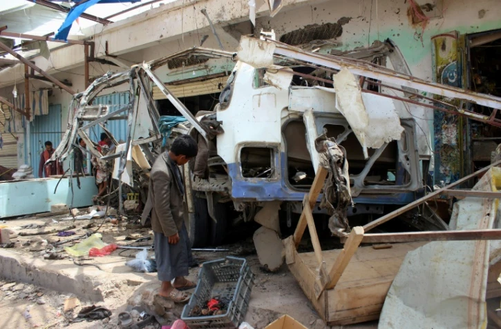 Un bus détruit par une frappe attribuée à la coalition militaire dirigée par les Saoudiens, le 10 août 2018 à Dahyan, au Yémen