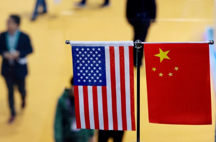Les drapeaux des Etats-Unis et de la Chine sont installés côte à côte lors d'une exposition à Shanghai, dans l'est de la Chine, le 6 novembre 2018
