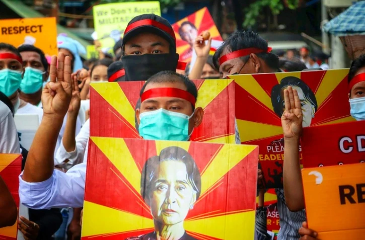Photo prise et diffusée le 4 avril 2021 par une source anonyme via Facebook de manifestants tenant le portrait d'Aung San Suu Kiy lors d'un rassemblement à Rangoun contre le coup d'Etat militaire en Birmanie