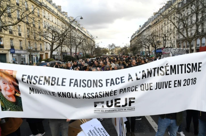 Plusieurs milliers de personnes, dont de nombreux ministres, politiques et représentants de la société civile, défilent le 28 mars 2018 à Paris en mémoire de Mireille Knoll