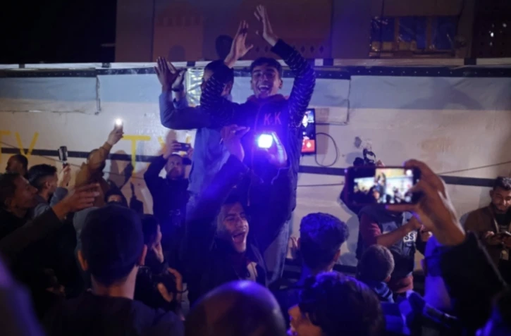 Des Palestiniens célèbrent à Khan Younès dans le sud de la bande de Gaza l'annonce d'un cessez-le-feu entre Israël et le Hamas, le 15 janvier 2025 ( AFP / BASHAR TALEB )