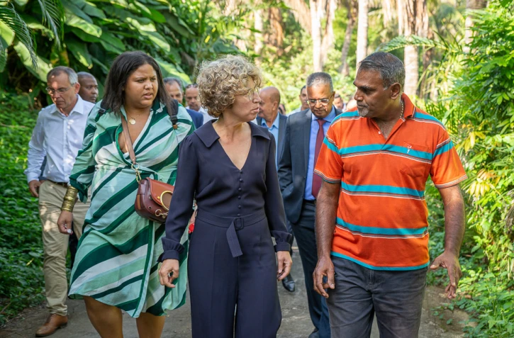 Marie Guévenoux à la rencontre d'un agriculteur sinistré de Belal