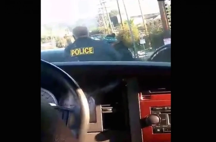 Une vidéo poignante où l\'on entend sangloter une adolescente pendant qu\'elle filme l\'arrestation de son père sans-papiers juste à côté du collège où il déposait l\'une de ses quatre filles créait l\'émotion vendredi aux Etats-Unis