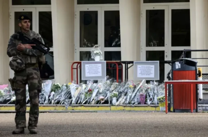 Un militaire monte la garde devant la cité scolaire Gambetta-Carnot à Arras, le 16 octobre 2023 ( AFP / Denis Charlet )