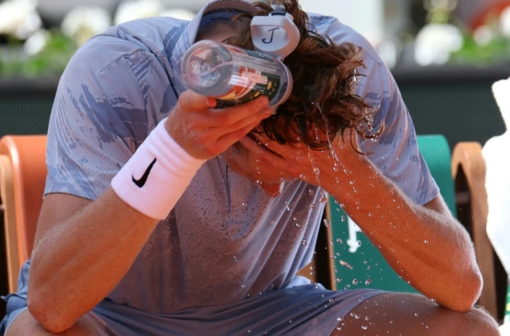 Jannik Sinner, N.1 mondial, pendant un changement de côté au 2e tour de Roland-Garros le 28 mai 2026 à Paris