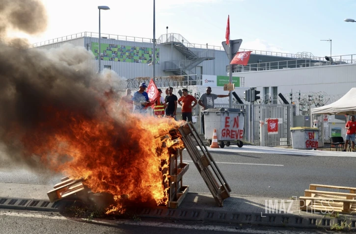 Le Port : un gréviste de la centrale EDF enchaîné au site en signe de protestation