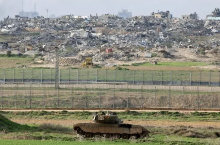 L'armée israélienne a intensifié ses frappes meurtrières contre le sud de la bande de Gaza au quatrième mois de sa guerre contre le Hamas, avant l'entrée mercredi soir dans le territoire de médicaments destinés aux otages israéliens et d'une aide aux civils palestiniens.