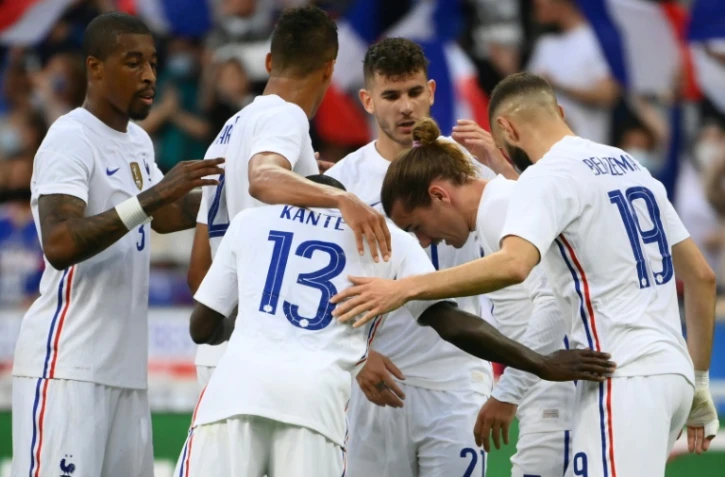 L'attaquant Antoine Griezmann (2e d), félicité par ses coéquipiers après avoir ouvert le score contre la Bulgarie, lors de leur match amical, le 8 juin 2021 au Stade de France à Saint-Denis, en guise de préparation pour l'Euro 2020
