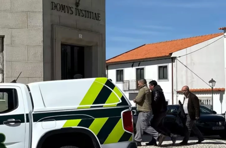 La police escorte l'ex-policier français Cedric Prizzon (g), soupçonné de double homicide et d'enlèvement, jusqu'au palais de justice de Vila Nova de Foz Coa, Guarda, dans le nord-est du Portugal, le 26 mars 2026 ( AFP / Levi FERNANDES )