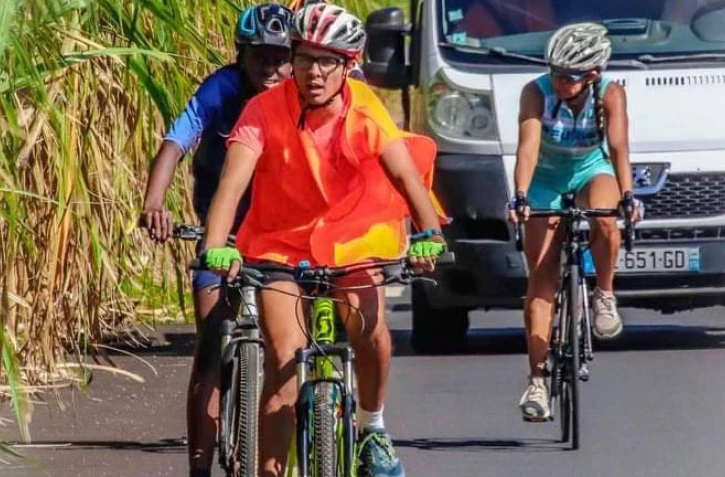 Valentin, autiste, a réussi son pari : faire le tour de l'île à vélo