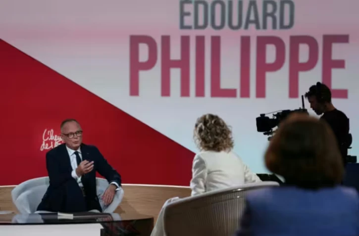 Edouard Philippe, candidat Horizons à la présidentielle, sur le plateau de l'émission politique "L'Heure de vérité" de France 2, le 8 octobre 2026 à Paris ( AFP / Dimitar DILKOFF )