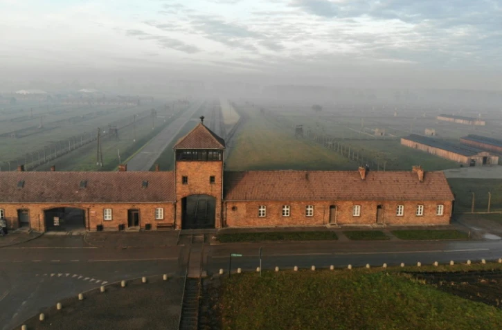 Vue de l'entrée ferroviaire du camp d'extermination Auschwitz-Birkenau en décembre 2019 à Oswiecim, en Pologne