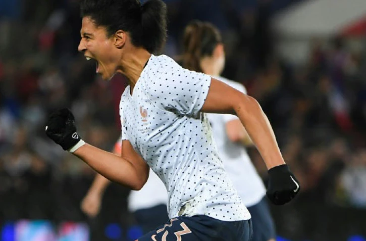 Les Françaises heureuses après l'ouverture du score par Valérie Gauvin (N.13) contre le Brésil au Havre, le 23 juin 2019