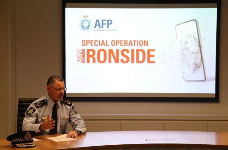 Le chef adjoint de la police australienne Nigel Ryan explique l'opération lors d'une conférence de presse, le 8 juin 2021 à Sydney