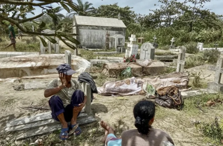 Le cimetière de Mahanoro, à Madagascar, ce samedi 6 février : des tombes ont été détruites détruit par le vent et les inondations, sur le passage du cyclone.
