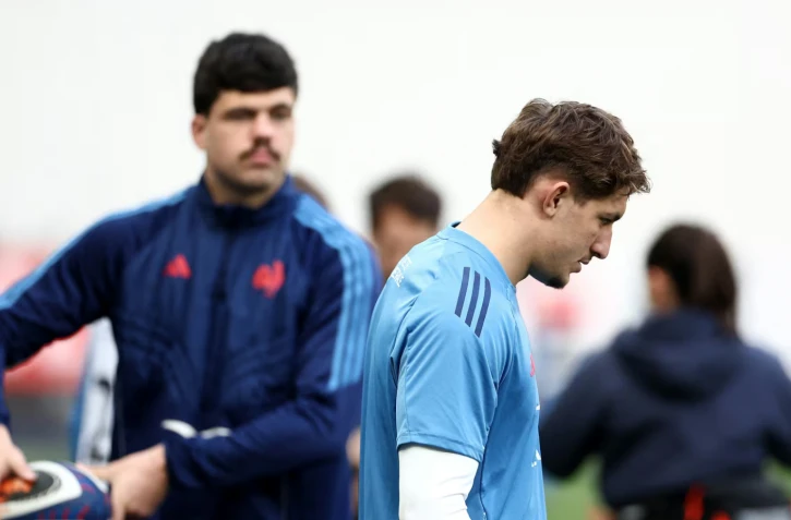 Hugo Auradou et Oscar Jegou à l'entraînement avec le XV de France avant le match du Tournoi des six nations face au pays de Galles, le 30 janvier 2025. (FRANCK FIFE / AFP)