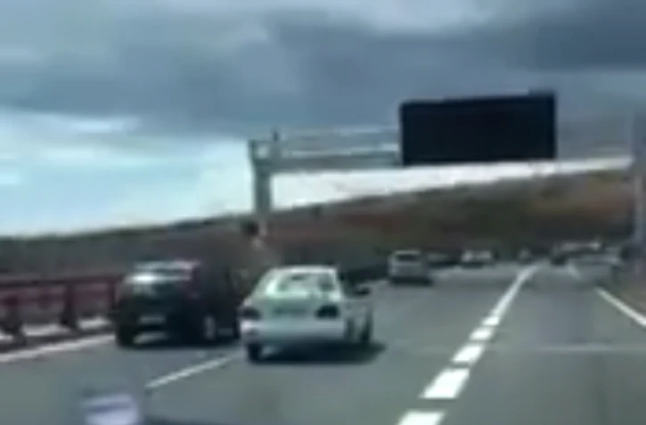 Un autre voiture qui zizague sur la quatre voies à Saint-Paul. (Photo Nicolas Balbino)