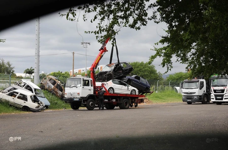 Carcasses de voitures à Saint-Denis