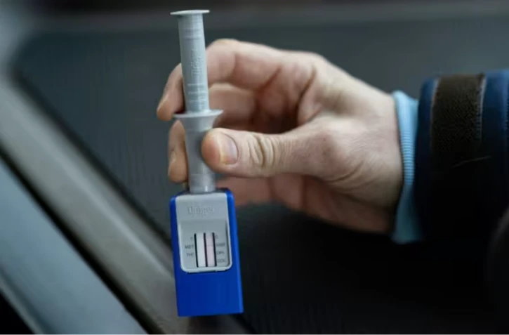 Les tests salivaires de dépistage aux stupéfiants présentent des défaillances techniques pouvent conduire à des résultats faussés, aussi bien positifs que négatifs, selon des experts en pharmacologie ( AFP / FRED TANNEAU )
