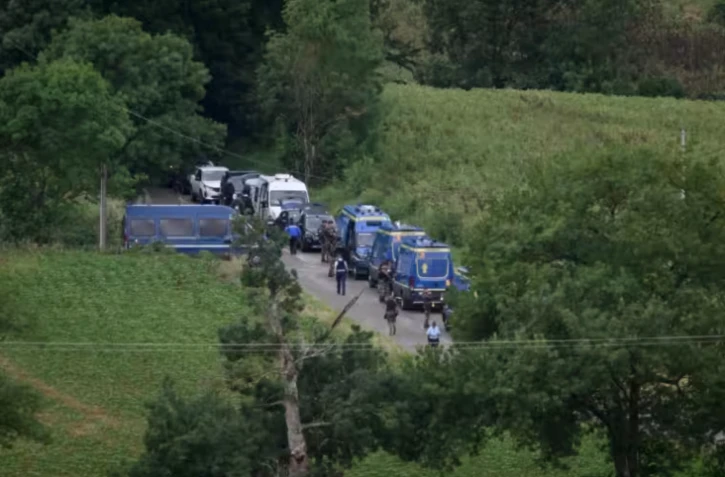 FDes gendarmes près du lieu où un corps a été découvert lors des recherches pour retrouver la collégienne Lyhanna, portée disparue, le 4 juin 2026 près de Puycasquier, dans le Gers ( AFP / Ed JONES )
