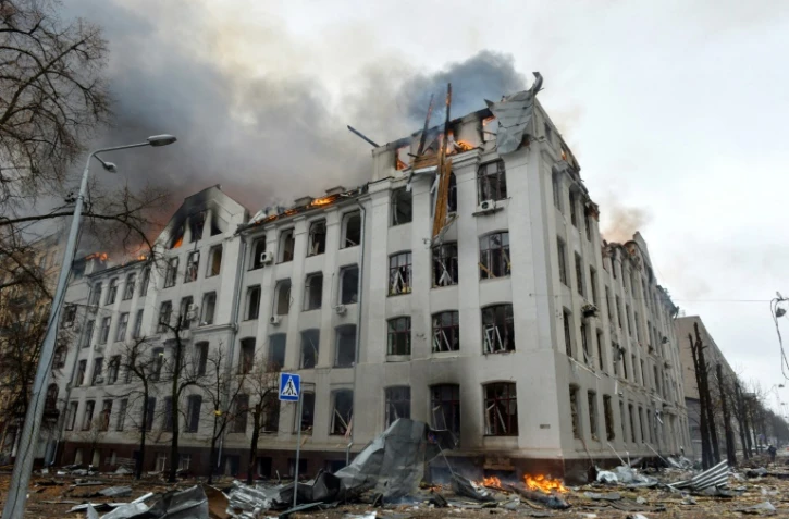 Le bâtiment du département Economie de l'Université nationale Karazin en feu à Kharkiv, deuxième ville d'Ukraine, après un bombardement russe, le 2 mars 2022