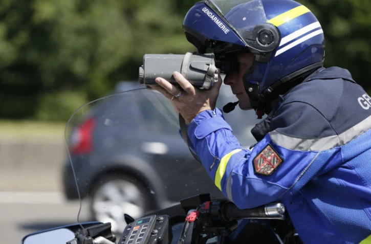 Un gendarme pendant un contrôle radar (photo d'illustration). © KENZO TRIBOUILLARD / AFP