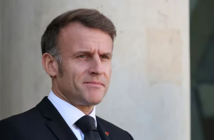 Emmanuel Macron, sur le perron de l'Elysée le 30 octobre 2025 à Paris ( AFP / Ludovic MARIN )