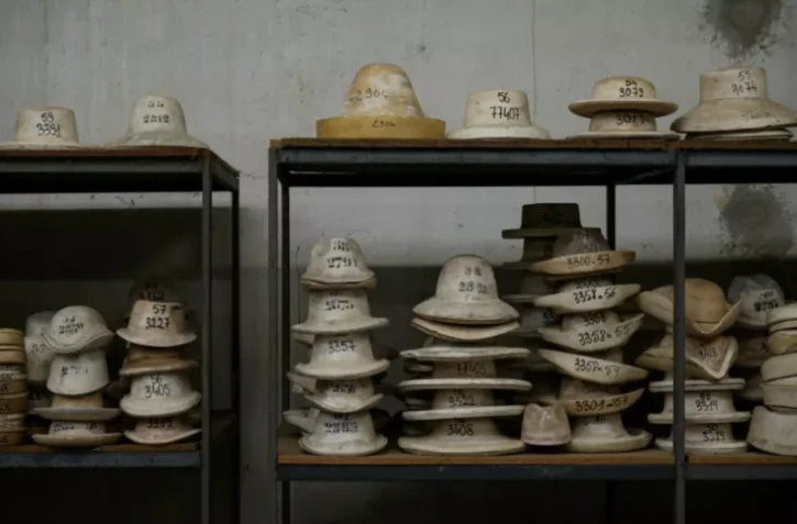 Des moules de fabrication de chapeaux dans la fabrique de Montcapel, à Montazels, dans l'Aude, le 15 janvier 2024 ( AFP / Ed JONES )