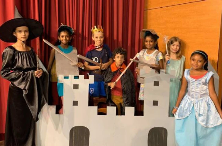 Des enfants présentent un spectacle