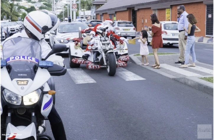 La police nationale escorte le Père Noël pour sa distribution de cadeaux