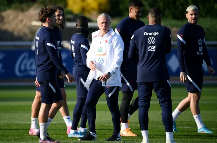 Le sélectionneur Didier Deschamps supervise une séance d'entraînement des Bleus à Clairefontaine, le 27 mars 2022, à deux jours du match contre l'Afrique du Sud