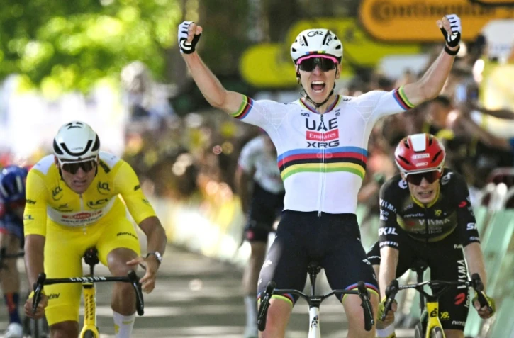 Tadej Pogacar (C) entouré du maillot jaune Mathieu van der Poel (G) et de son grand rival Jonas Vingegaard (D), le 8 juillet 2025 à l'arrivée de la 5e étape du Tour de France à Rouen