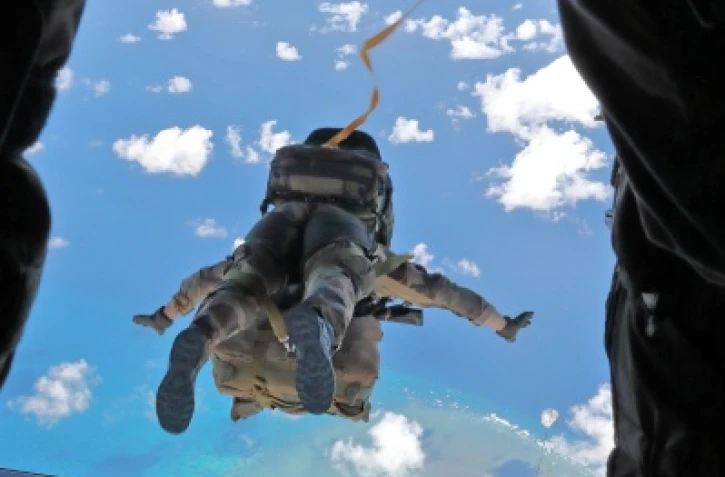 Exercice tactique sur l'île de Juan de Nova pour les parachutistes d'infanterie de marine
