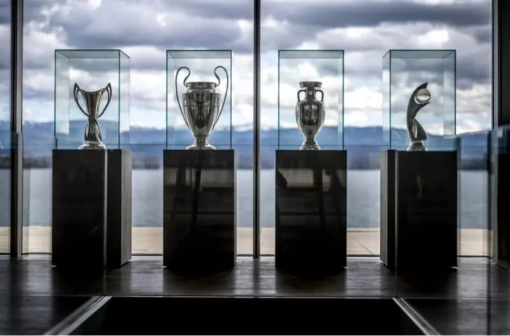 Les trophées de la Ligue des champions féminines, de la Ligue des champions, de l'Euro masculi et de l'Euro féminin, les quatre principales compétitions organisées par l'UEFA, le 23 février 2024 au siège de la confédération européenne à Nyon (Suisse). Opposée au projet de société commerciale de la Fifa, l'UEFA menace de boycotter les prochaines Coupes d monde © Fabrice COFFRINI / AFP/Archives