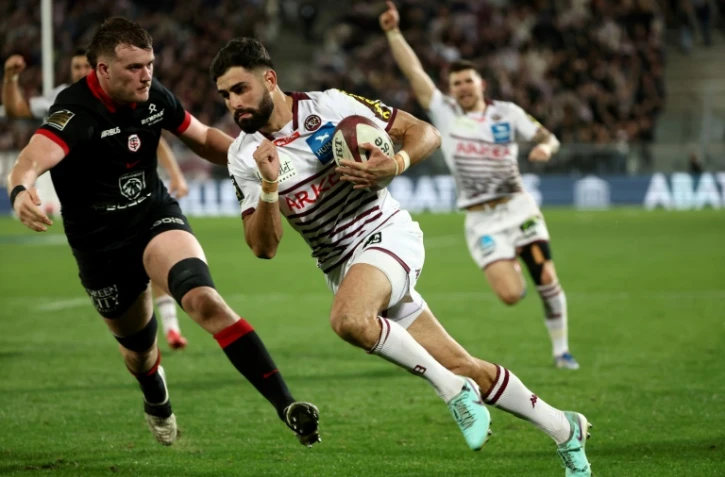 L'arrière de Bordeaux-Bègles Romain Buros va marquer un essai contre Toulouse lors du match de Top 14 le 24 mars 2024 à Bordeaux