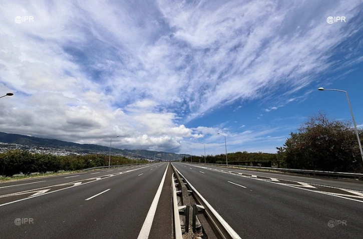 Route complètement vide