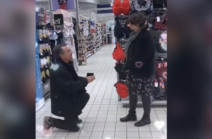 Il demande sa femme en mariage... au rayon lingerie d'un supermarché