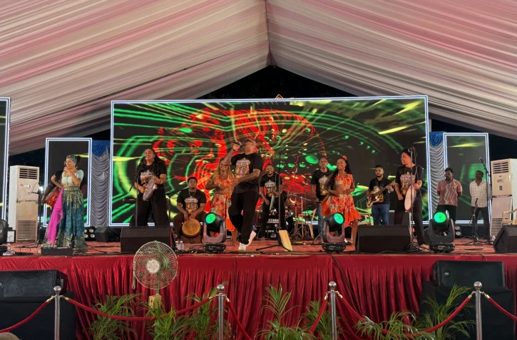 Benjam avec les Tambours sacrés Réunionnais en spectacle en Inde