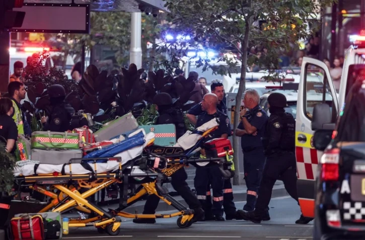 Des policiers entrent dans le centre commercial Westfield Bondi Junction à Sydney où a été perpertrée l'attaque au couteau, le 13 avril 2024