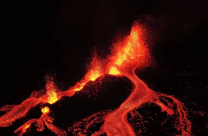 [Photos-Vidéo] Volkan la pété : les premières images de l'éruption