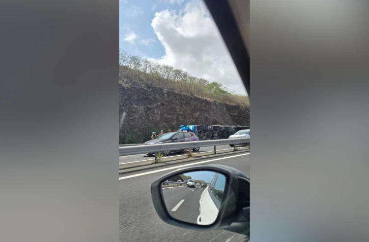 Camion renversé route des tamarins