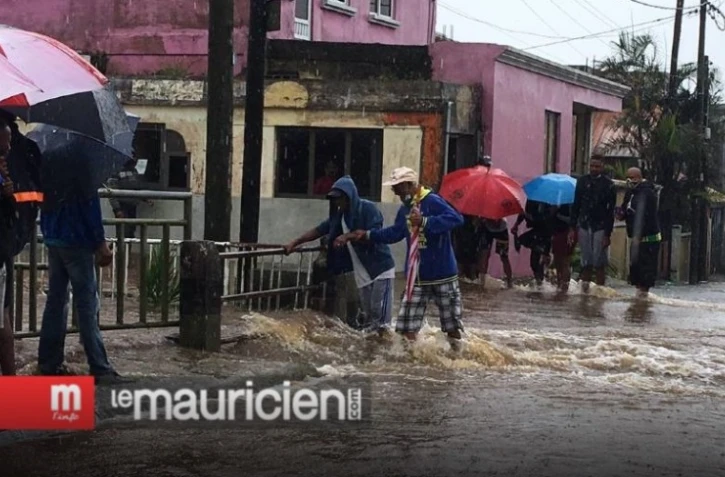 Pluies torentielles à Maurice : les évacuations se poursuivent 