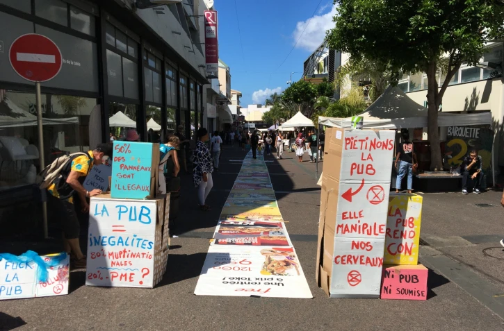 Saint-Denis : un défilé "ani-pub" pour "dénoncer l'invasion publicitaire"