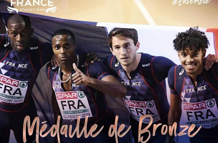 Les Français Aurel Manga (g), 3e du 60 m haies et Pascal Martinot-Lagarde, 2e, fêtent leurs places sur le podium, aux Championnats d'Europe en salle, le 3 mars 2019 à Glasgow