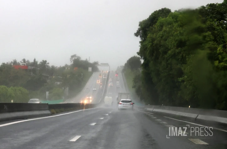 Perturbation tropicale : La Réunion toujours en vigilance fortes pluies et orages et risque de crues [?]