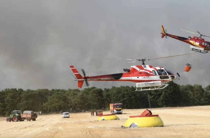 Les pompiers combattent l'incendie de la forêt de Fontainebleau, le 13 juillet 2026. (