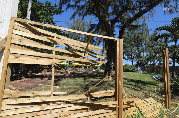 Manifestation contre les paillotes de plage KURR
