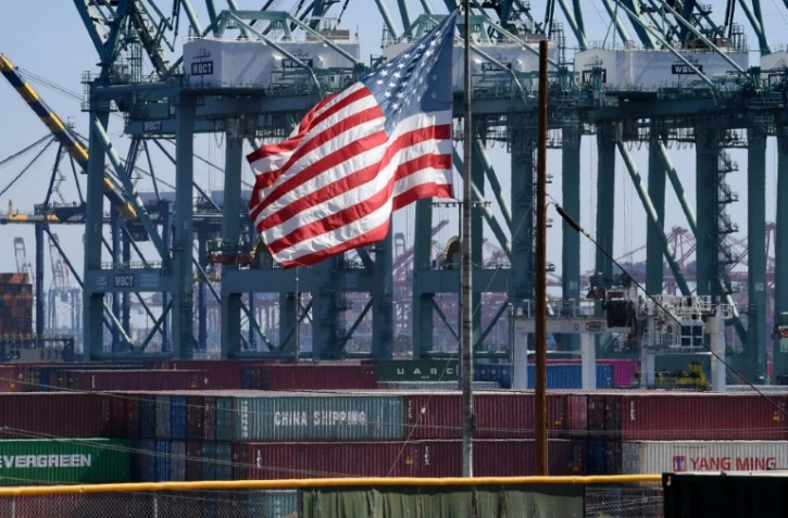 Des conteneurs chinois non déchargés sur le port de Long Beach, le 29 septembre 2018 à Los Angeles